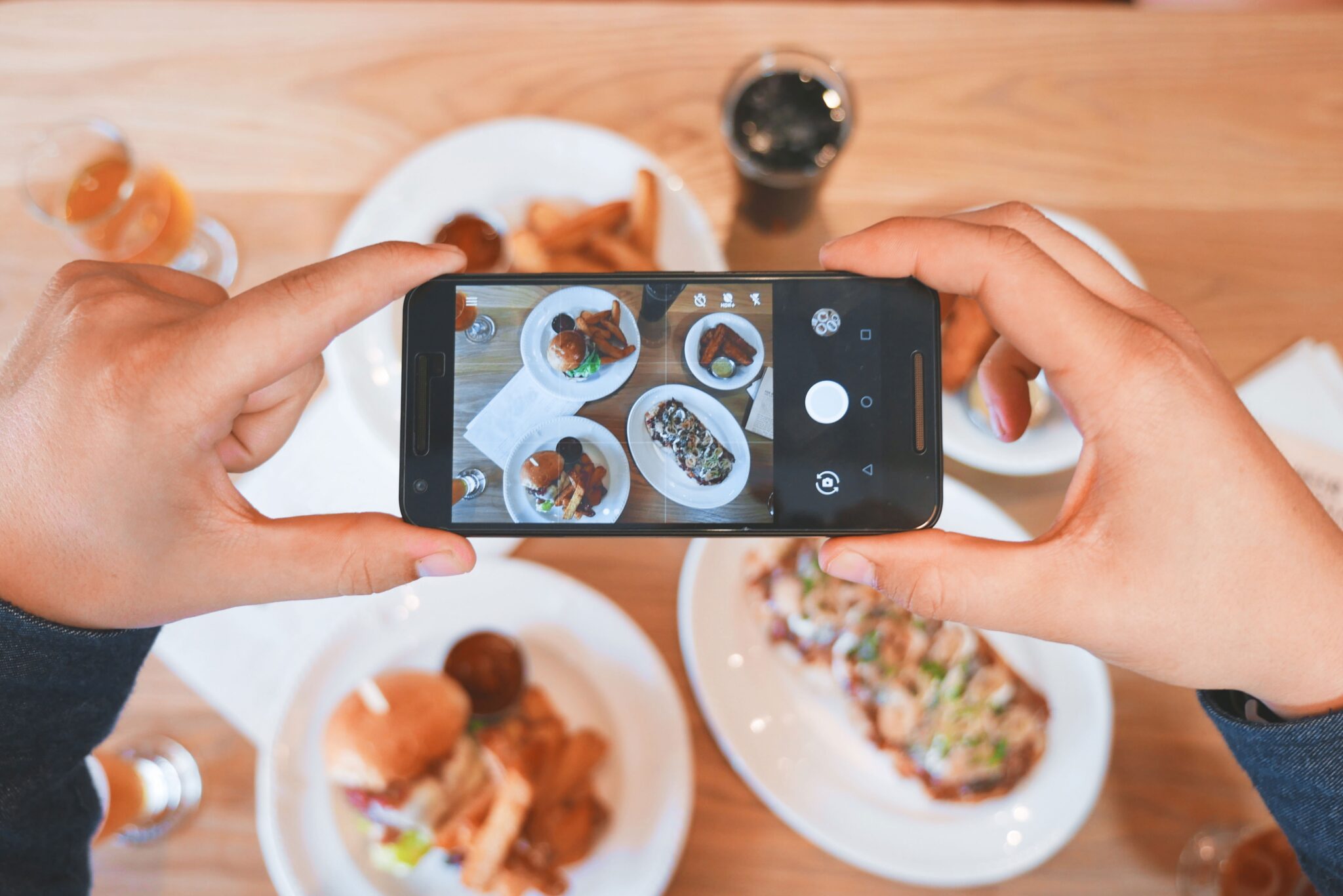Hospitality Marketing - Instagram - Horeca - Restaurant, Café, Hotel - Tremento - Woman taking photo of food